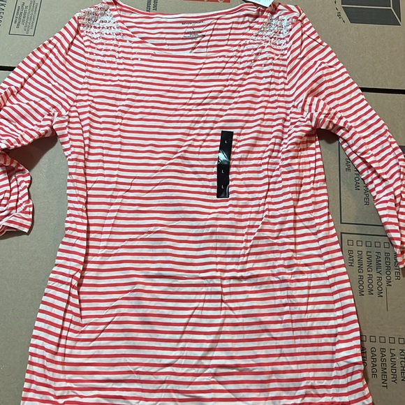 Banana Republic- New with tag - Size Large 
Women’s top. 
Never worn. - Picture 4 of 4
